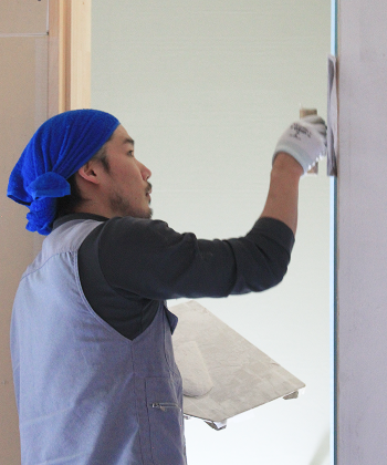 左官作業中の社員