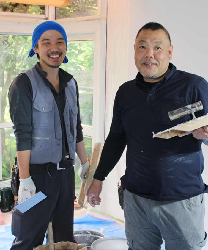 笑顔で現場に立つ社員たち